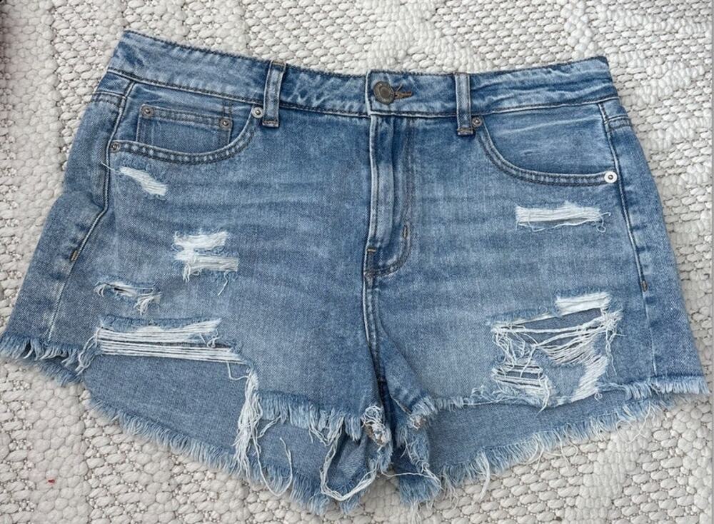 NWOT Womens American Eagle Tomgirl Distressed Light Wash Shorts Size 8